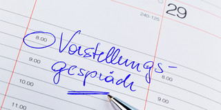 Appointment_interview A pen is pointing at the word „interview“ written in a calendar.